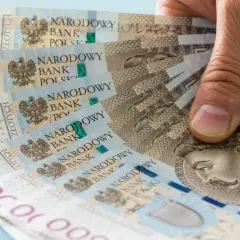 Zastanawiasz się, ile zarabia wychowawca kolonijny? Na zdjęciu polskie banknoty 500 zł, które mogą być częścią wynagrodzenia.