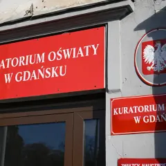 Tablica Kuratorium Oświaty w Gdańsku. Miejsce, gdzie można złożyć skargę na nauczyciela do kuratorium, rozważając konsekwencje.
