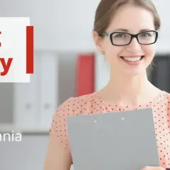 Uśmiechnięta kobieta z okularami trzyma teczkę. Tekst informuje o tym, że pedagog specjalny kwalifikacje są kluczowe.