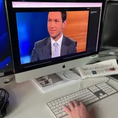 Praca z analizą danych i wiadomościami to jedno z wielu ścieżek kariery po stosunkach międzynarodowych.
