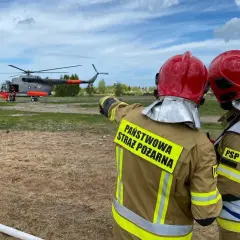 Strażacy w akcji przy śmigłowcu. Zastanawiasz się, ile zarabia strażak po szkole oficerskiej?