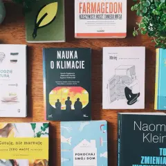 Książka "Nauka o klimacie" wśród innych publikacji o tematyce ekologicznej i zero waste.