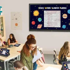 Nowoczesna klasa szkolna z uczniami rozwiązującymi kosmiczną łamigłówkę na tabletach i interaktywnym ekranie.