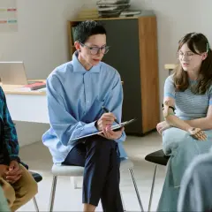 Psycholog kliniczny wspiera młodzież, co można robić po psychologii klinicznej.