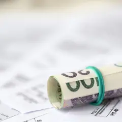 Zwijana stuzłotówka na dokumentach podatkowych. Może to być świadczenie na start dla nauczycieli.