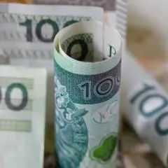 Zwijane banknoty 100 zł. Czy to odpowiedź na pytanie, ile zarabia sekretarka w przedszkolu?