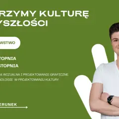 Młody mężczyzna w białej koszulce na zielonym tle z napisem "Kulturoznawstwo".