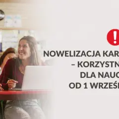 Nauczycielka pomaga uczennicy przy laptopie. Nowelizacja Karty Nauczyciela od 1 września 2025 r. przyniesie korzystne zmiany.