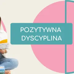 Kobieta z książką o pozytywnej dyscyplinie, siedzi na stosie książek.