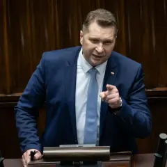 Mężczyzna w garniturze przemawia, wskazując palcem. Dyskusja dotyczy ustawy Lex Czarnek.