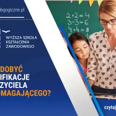 Nauczycielka z okularami i dzieci przy tablicy. Dowiedz się, jak zdobyć kwalifikacje nauczyciela wspomagającego na studiach podyplomowych.