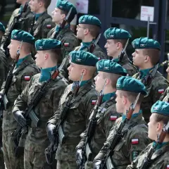 Podchorążowie w mundurach, z karabinami, czekają na uroczystość. Zastanawiasz się, ile zarabia podchorąży?