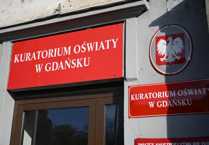 Tablica Kuratorium Oświaty w Gdańsku. Miejsce, gdzie można złożyć skargę na nauczyciela do kuratorium, rozważając konsekwencje.