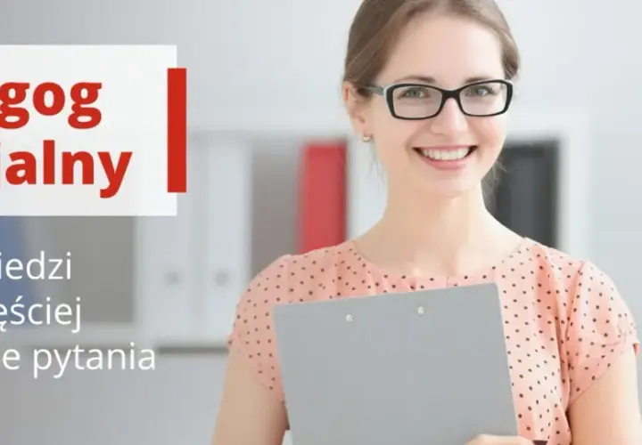 Uśmiechnięta kobieta z okularami trzyma teczkę. Tekst informuje o tym, że pedagog specjalny kwalifikacje są kluczowe.