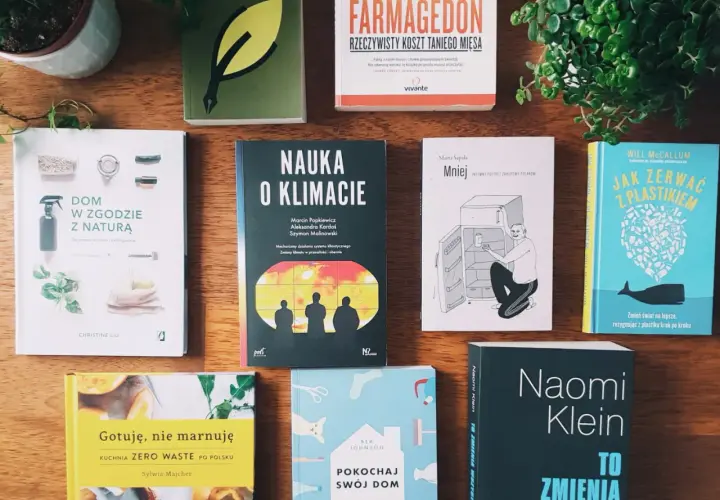Książka "Nauka o klimacie" wśród innych publikacji o tematyce ekologicznej i zero waste.
