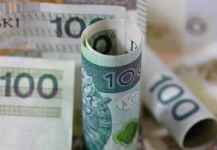 Zwijane banknoty 100 zł. Czy to odpowiedź na pytanie, ile zarabia sekretarka w przedszkolu?