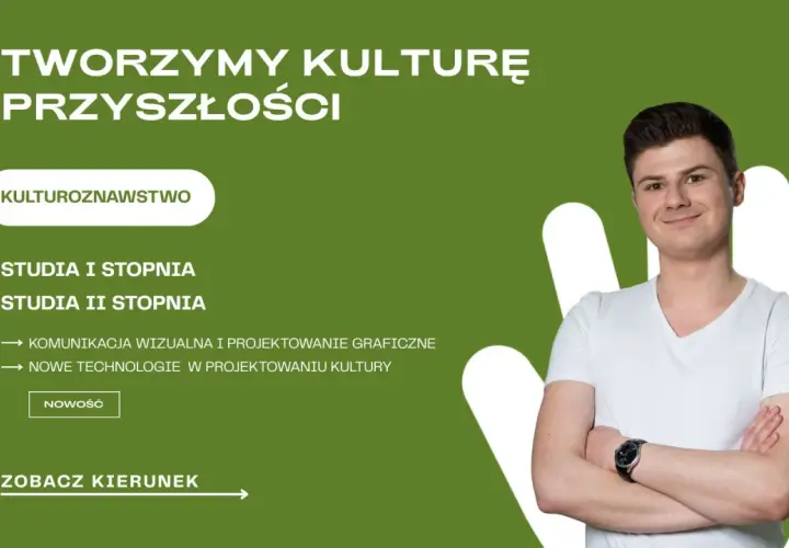 Młody mężczyzna w białej koszulce na zielonym tle z napisem "Kulturoznawstwo".