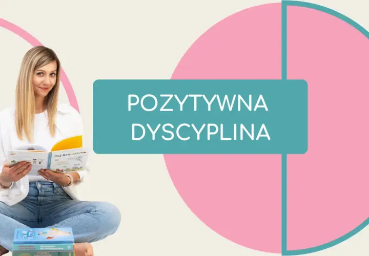 Kobieta z książką o pozytywnej dyscyplinie, siedzi na stosie książek.