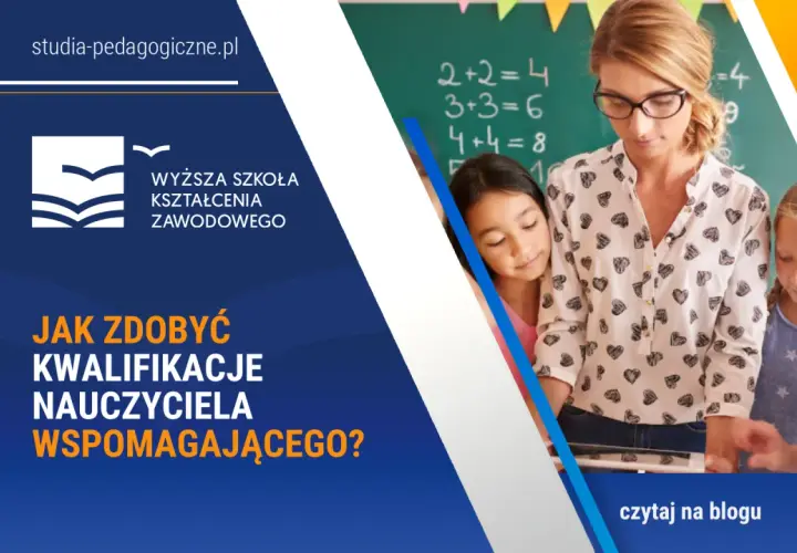 Nauczycielka z okularami i dzieci przy tablicy. Dowiedz się, jak zdobyć kwalifikacje nauczyciela wspomagającego na studiach podyplomowych.