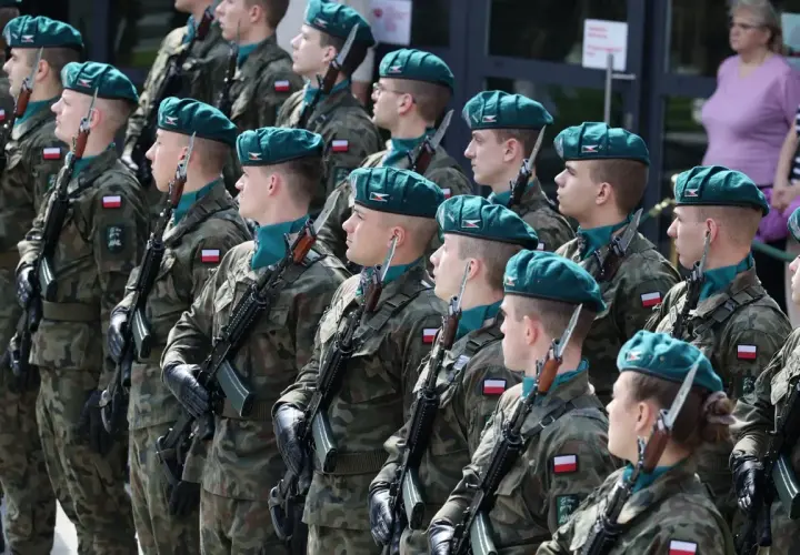 Podchorążowie w mundurach, z karabinami, czekają na uroczystość. Zastanawiasz się, ile zarabia podchorąży?