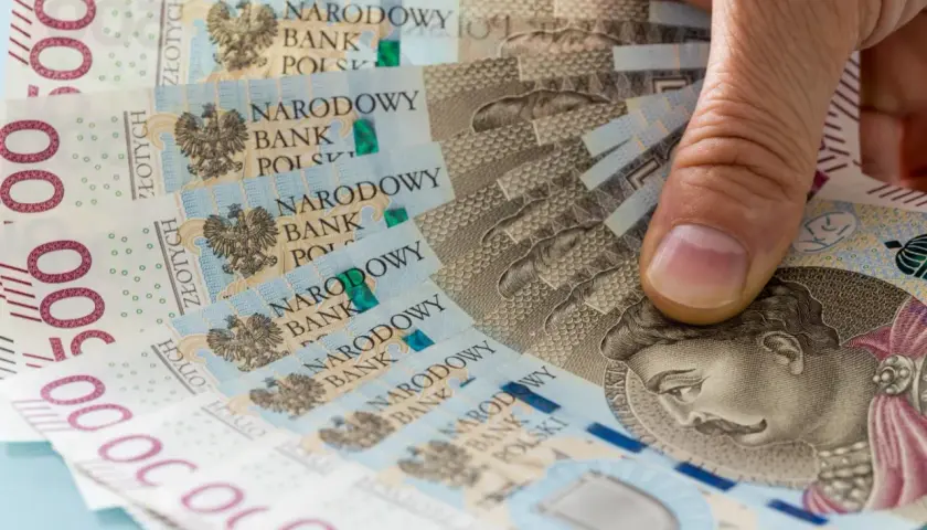 Zastanawiasz się, ile zarabia wychowawca kolonijny? Na zdjęciu polskie banknoty 500 zł, które mogą być częścią wynagrodzenia.