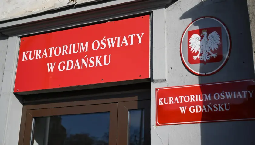 Tablica Kuratorium Oświaty w Gdańsku. Miejsce, gdzie można złożyć skargę na nauczyciela do kuratorium, rozważając konsekwencje.