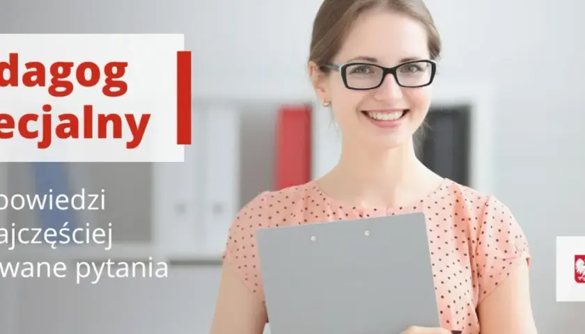 Uśmiechnięta kobieta z okularami trzyma teczkę. Tekst informuje o tym, że pedagog specjalny kwalifikacje są kluczowe.