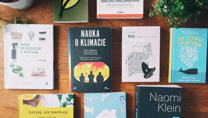 Książka "Nauka o klimacie" wśród innych publikacji o tematyce ekologicznej i zero waste.