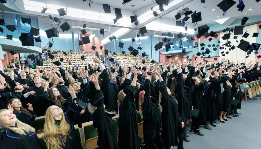 Pierwsza pensja po studiach: Ile naprawdę możesz zarobić?