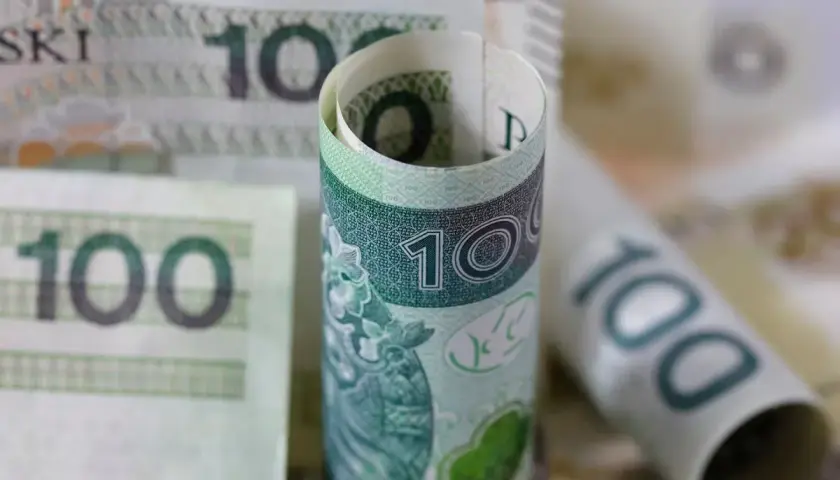 Zwijane banknoty 100 zł. Czy to odpowiedź na pytanie, ile zarabia sekretarka w przedszkolu?