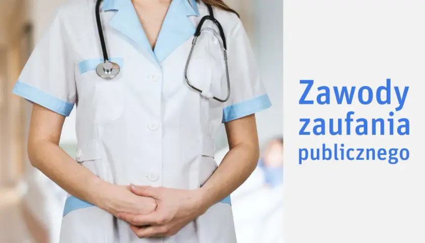 Osoba zaufania publicznego w białym fartuchu z niebieskimi wykończeniami i stetoskopem.