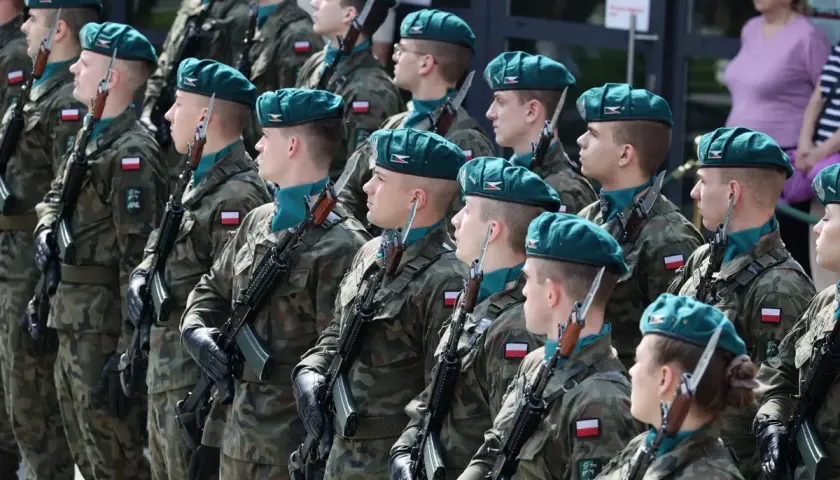Podchorążowie w mundurach, z karabinami, czekają na uroczystość. Zastanawiasz się, ile zarabia podchorąży?