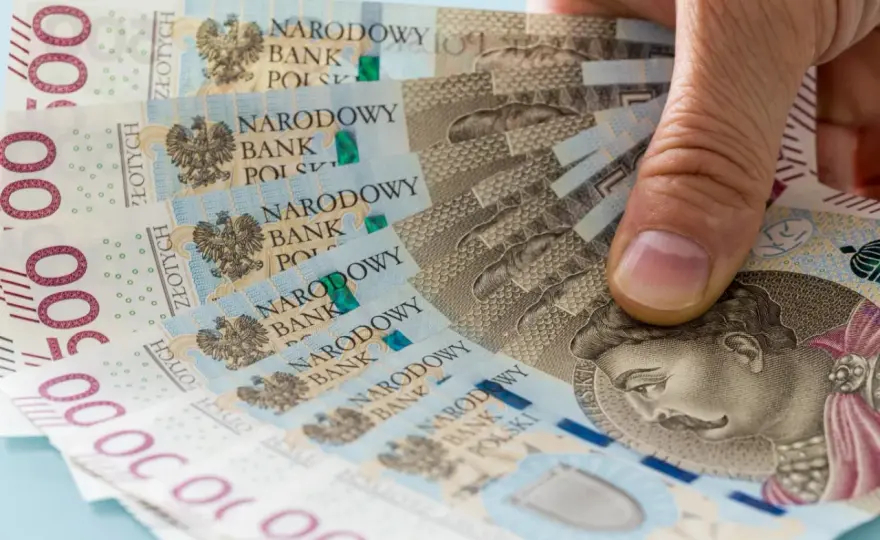 Ile zarabia wychowawca kolonijny? Realne stawki i benefity