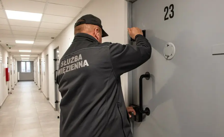 Ile zarabia wychowawca w więzieniu? Uposażenie i benefity