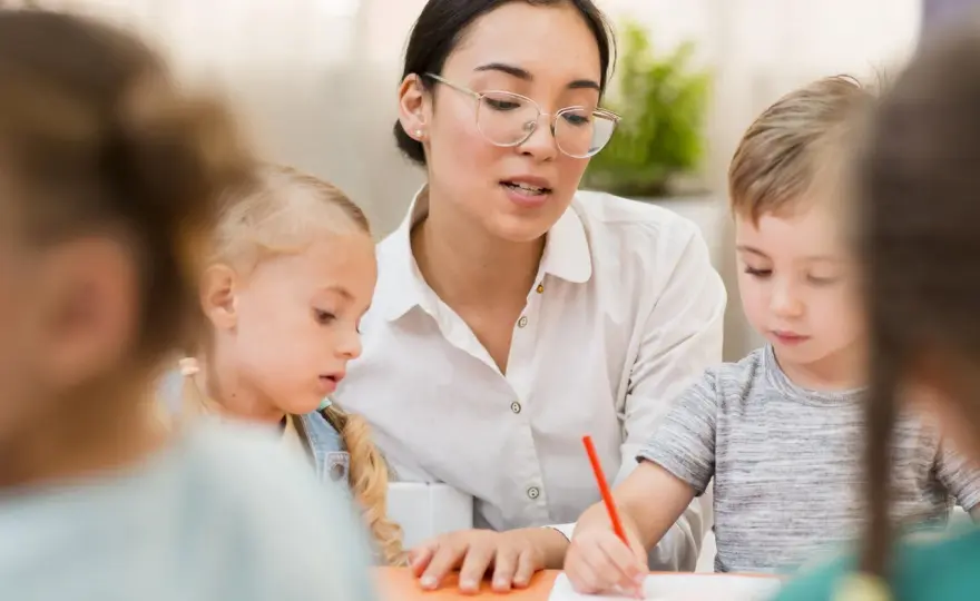 Praca w przedszkolu po kursie: Pomoc nauczyciela czy studia?