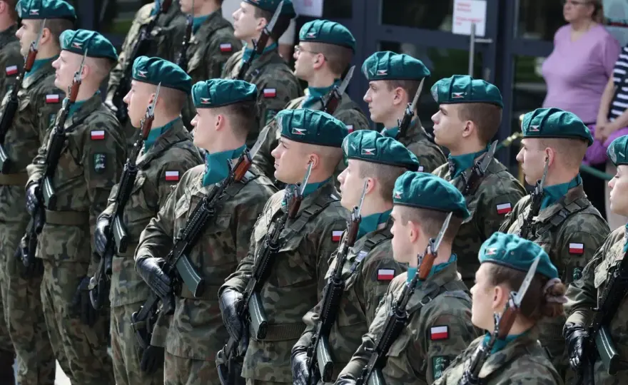 Ile zarabia podchorąży? Kwoty, świadczenia i ulgi (2026)