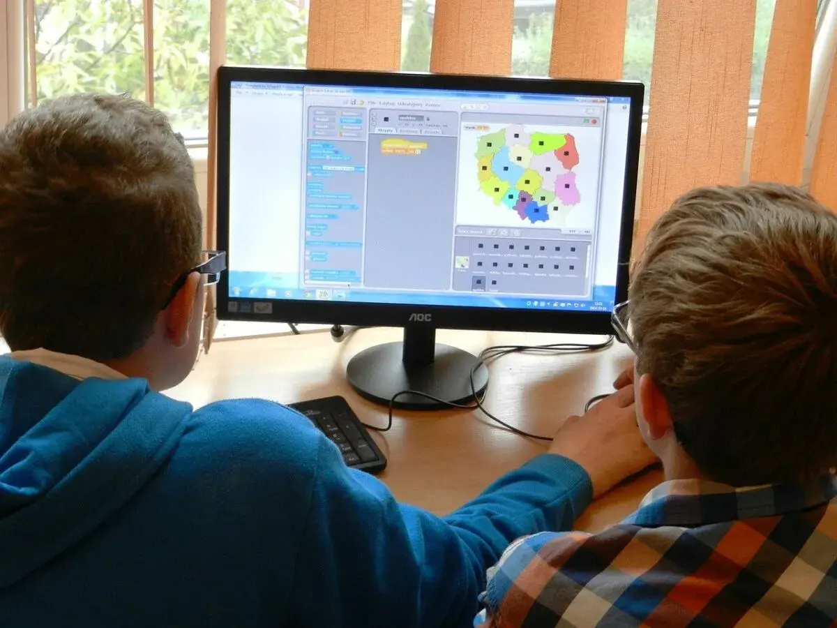 Co to są elektroniczne zasoby edukacyjne i jak je wykorzystać w nauce