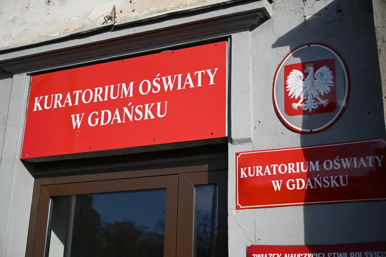 Tablica Kuratorium Oświaty w Gdańsku. Miejsce, gdzie można złożyć skargę na nauczyciela do kuratorium, rozważając konsekwencje.