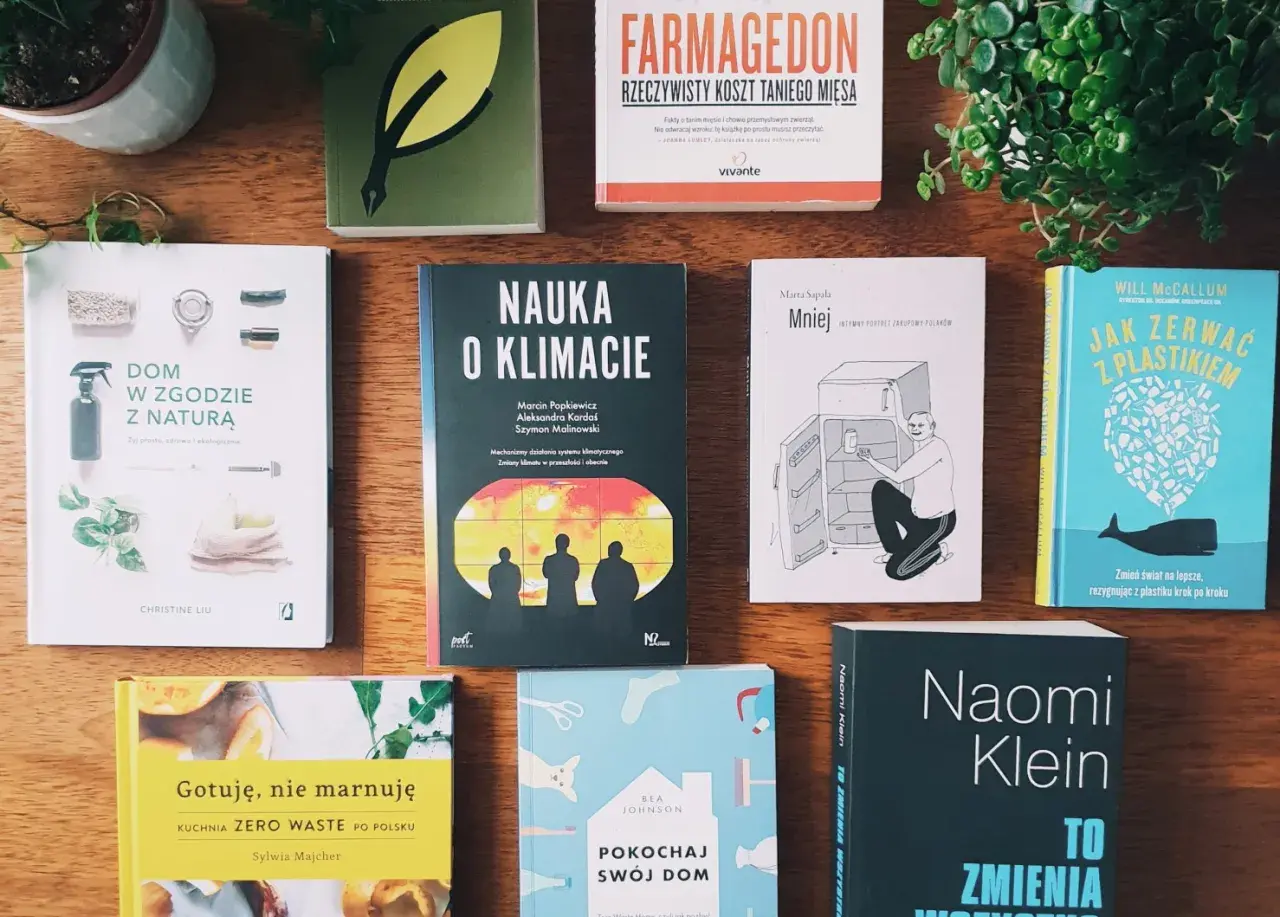 Książka "Nauka o klimacie" wśród innych publikacji o tematyce ekologicznej i zero waste.
