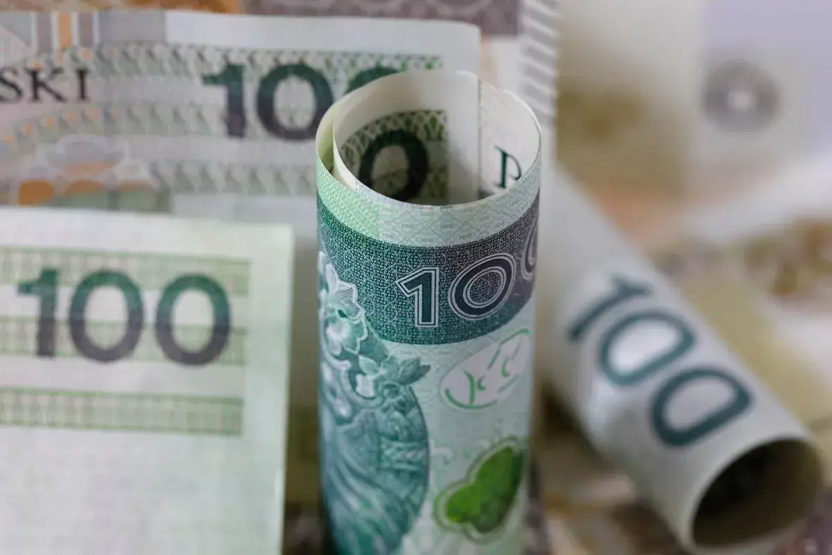 Zwijane banknoty 100 zł. Czy to odpowiedź na pytanie, ile zarabia sekretarka w przedszkolu?