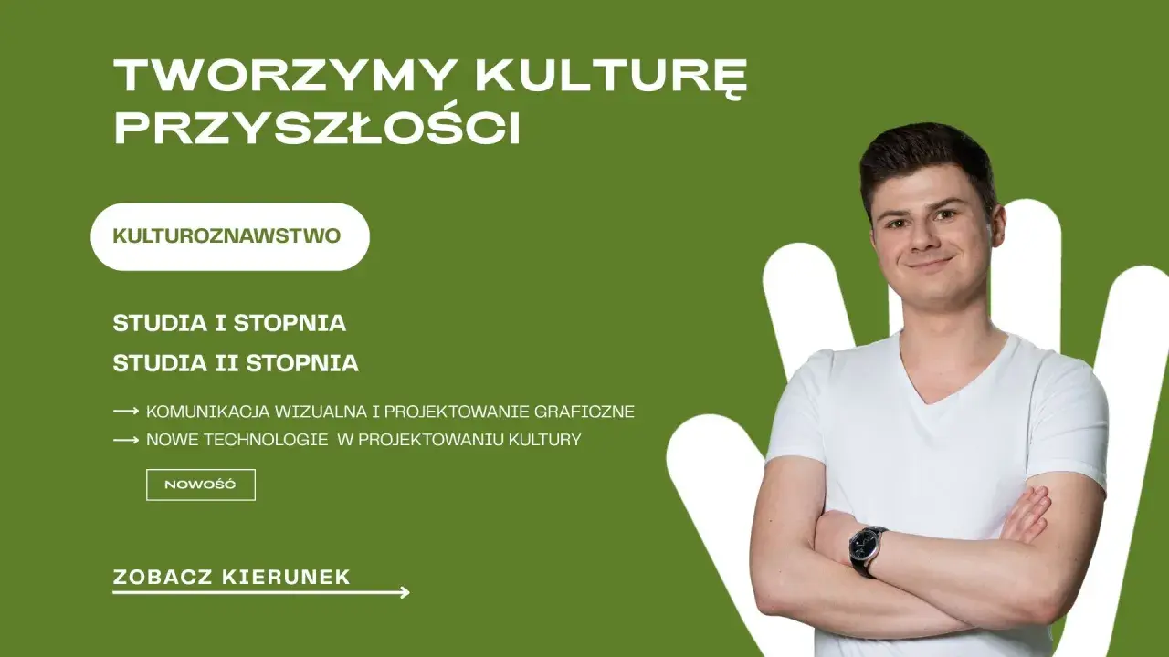 Młody mężczyzna w białej koszulce na zielonym tle z napisem "Kulturoznawstwo".
