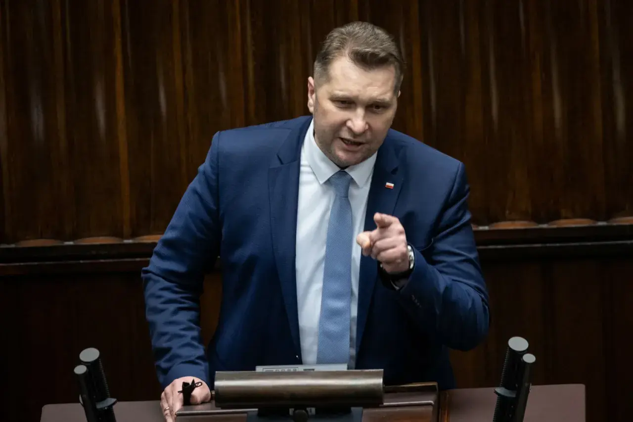 Mężczyzna w garniturze przemawia, wskazując palcem. Dyskusja dotyczy ustawy Lex Czarnek.