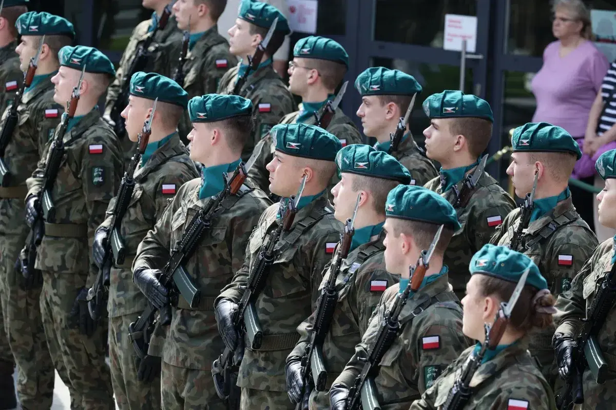 Podchorążowie w mundurach, z karabinami, czekają na uroczystość. Zastanawiasz się, ile zarabia podchorąży?