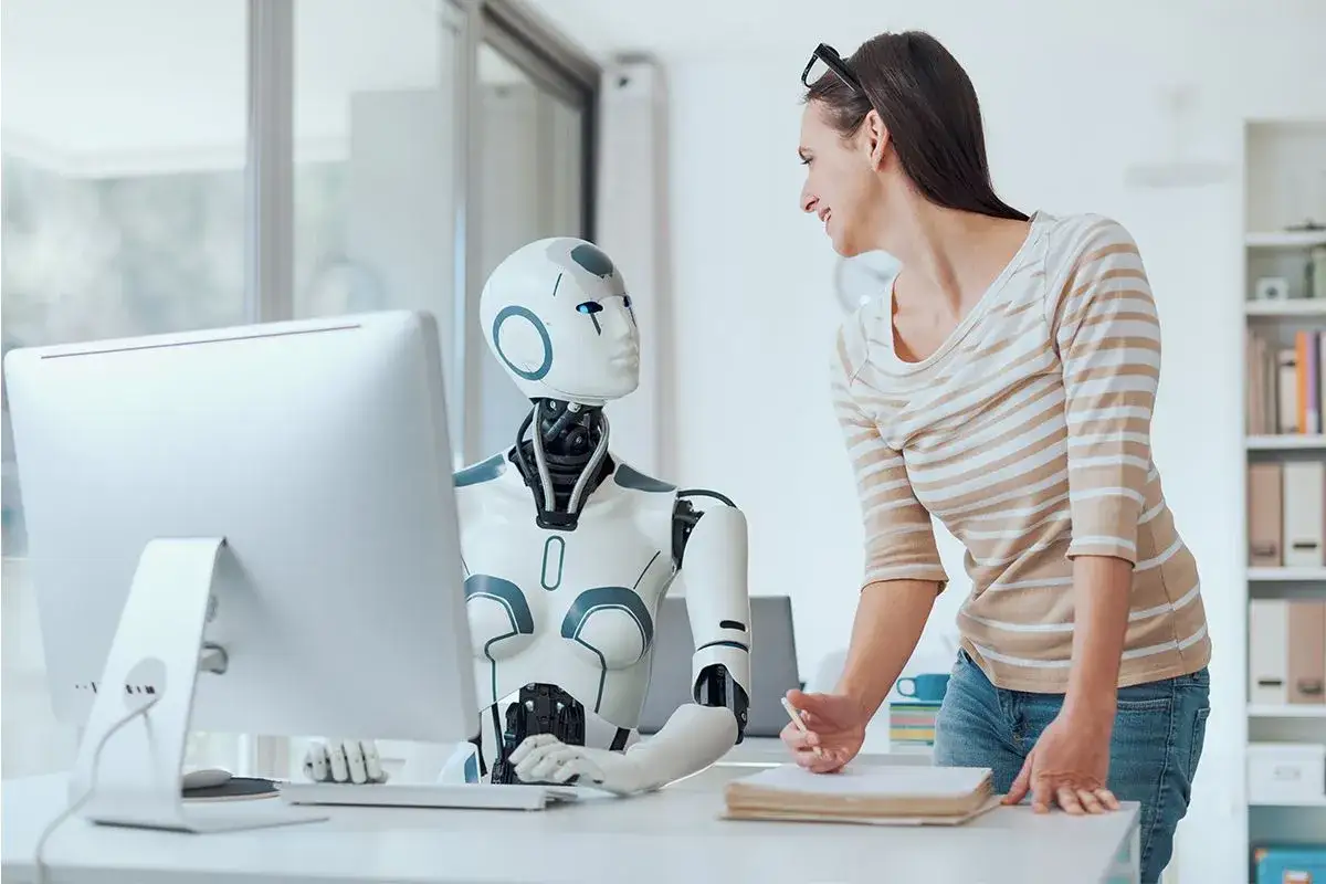 Kobieta i robot dyskutują o tym, jakie są perspektywy dla osób z wykształceniem humanistycznym w erze AI.
