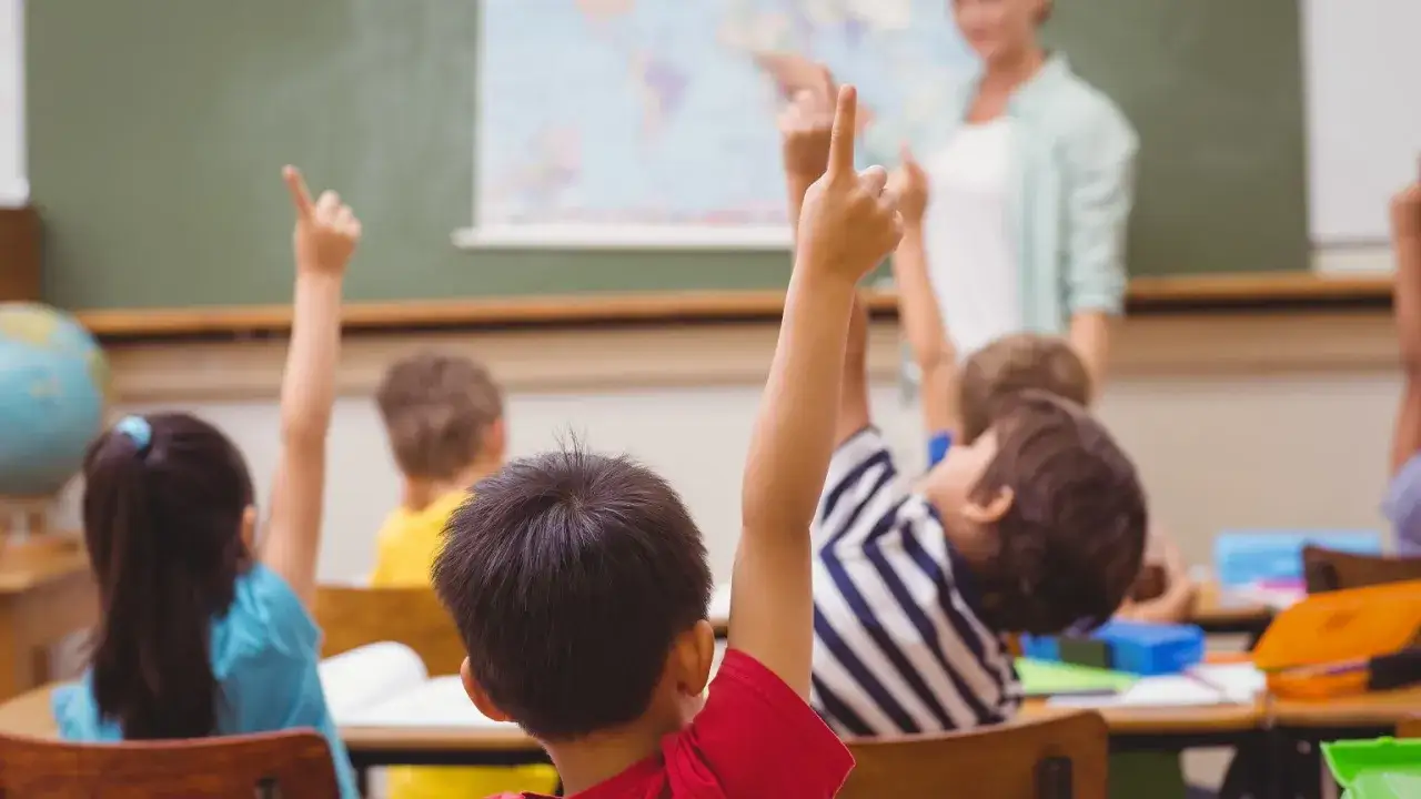 Uczniowie podnoszą ręce, gotowi do odpowiedzi. Nauczycielka pyta, czy z nagannym zachowaniem się zdaje.
