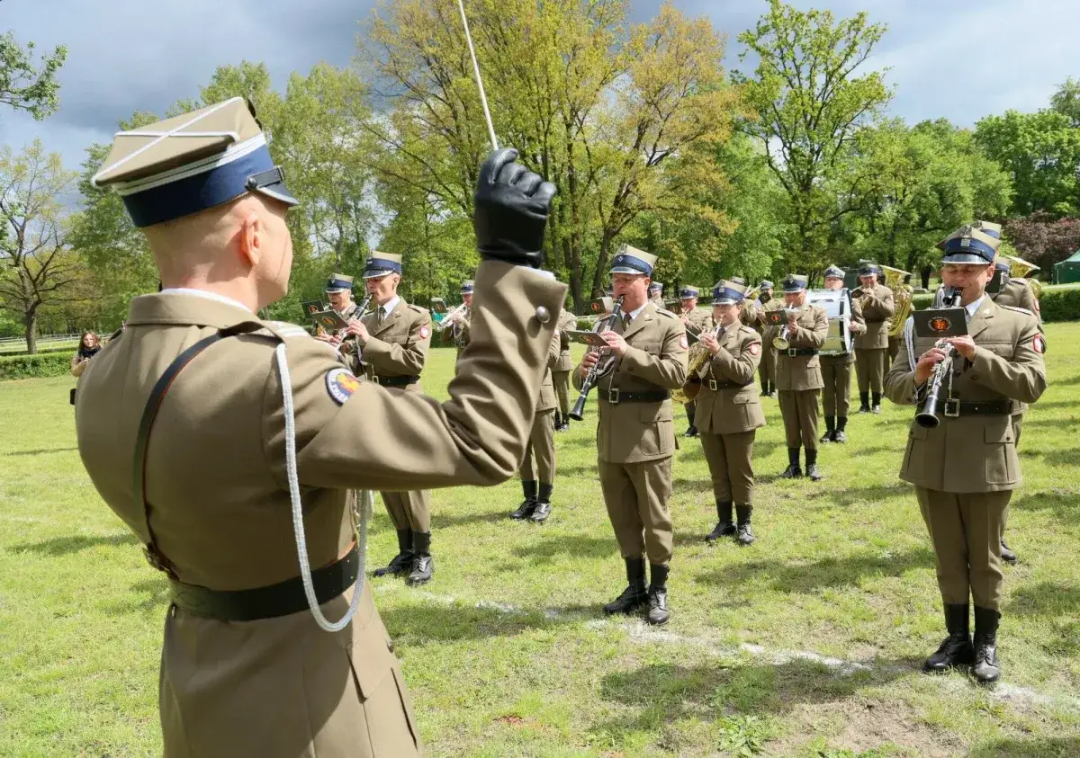 Orkiestra wojskowa gra na instrumentach. Chcesz wiedzieć, jak dostać się do wojska? Zobacz, jak wygląda służba!