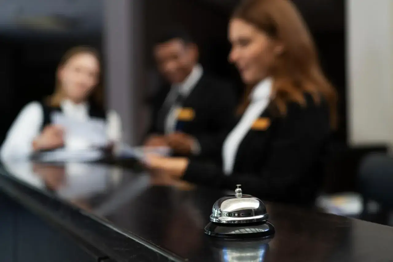 Dzwonek hotelowy i uśmiechnięci pracownicy recepcji. Po hotelarstwie można pracować w obsłudze klienta, zarządzaniu obiektami i organizacji eventów.