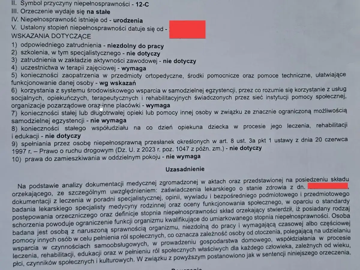Dokument opisuje niepełnosprawność intelektualną w stopniu umiarkowanym, wskazując na ograniczenia w samodzielnym funkcjonowaniu i potrzebę wsparcia.