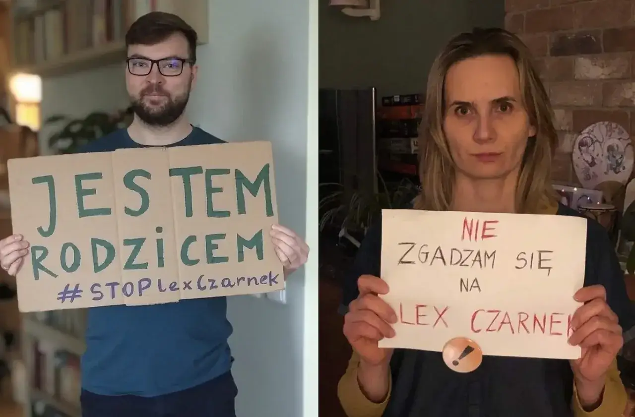 Mężczyzna z tabliczką 