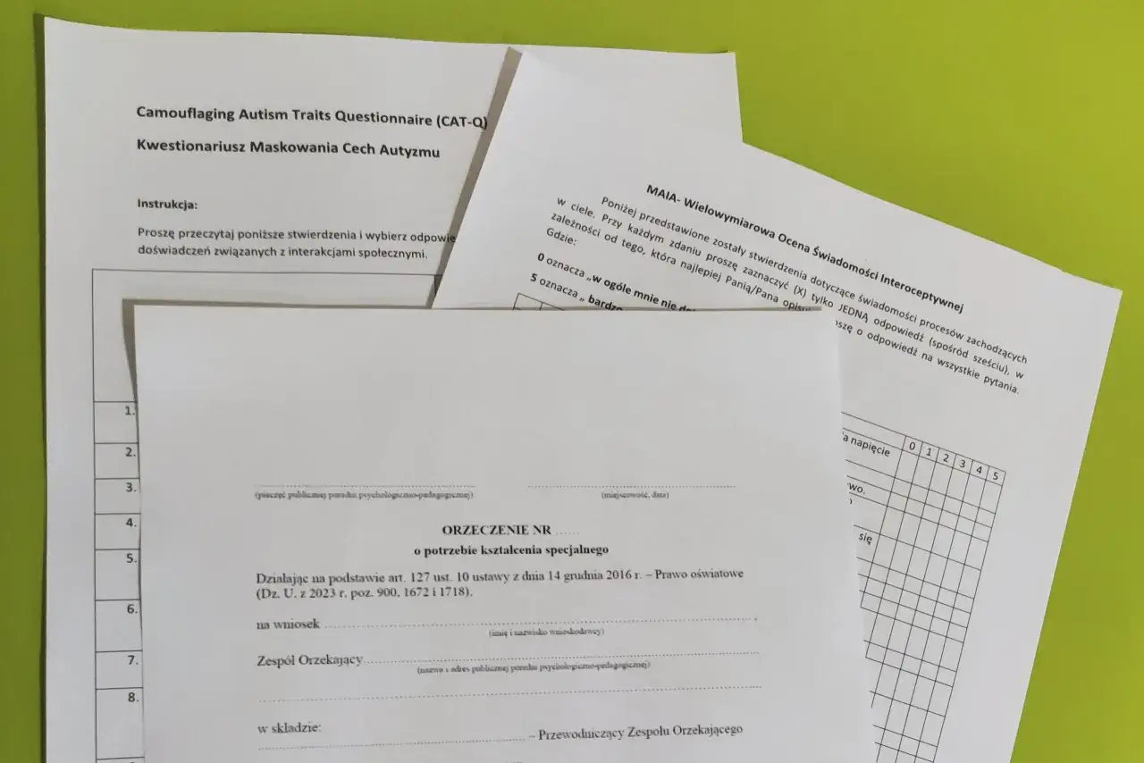 Kwestionariusz maskowania cech autyzmu i ocena świadomości interoceptywnej. Dokumenty związane ze spektrum autyzmu a autyzmem.